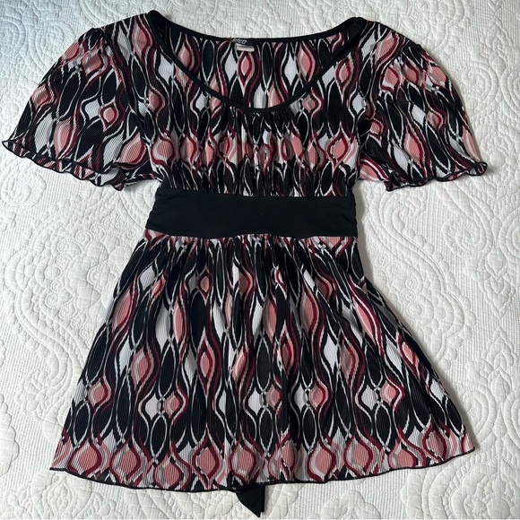 Vision Apparel Y2K Tie Back Babydoll Top. Size: Large. Black, pink and white. - Picture 2 of 8